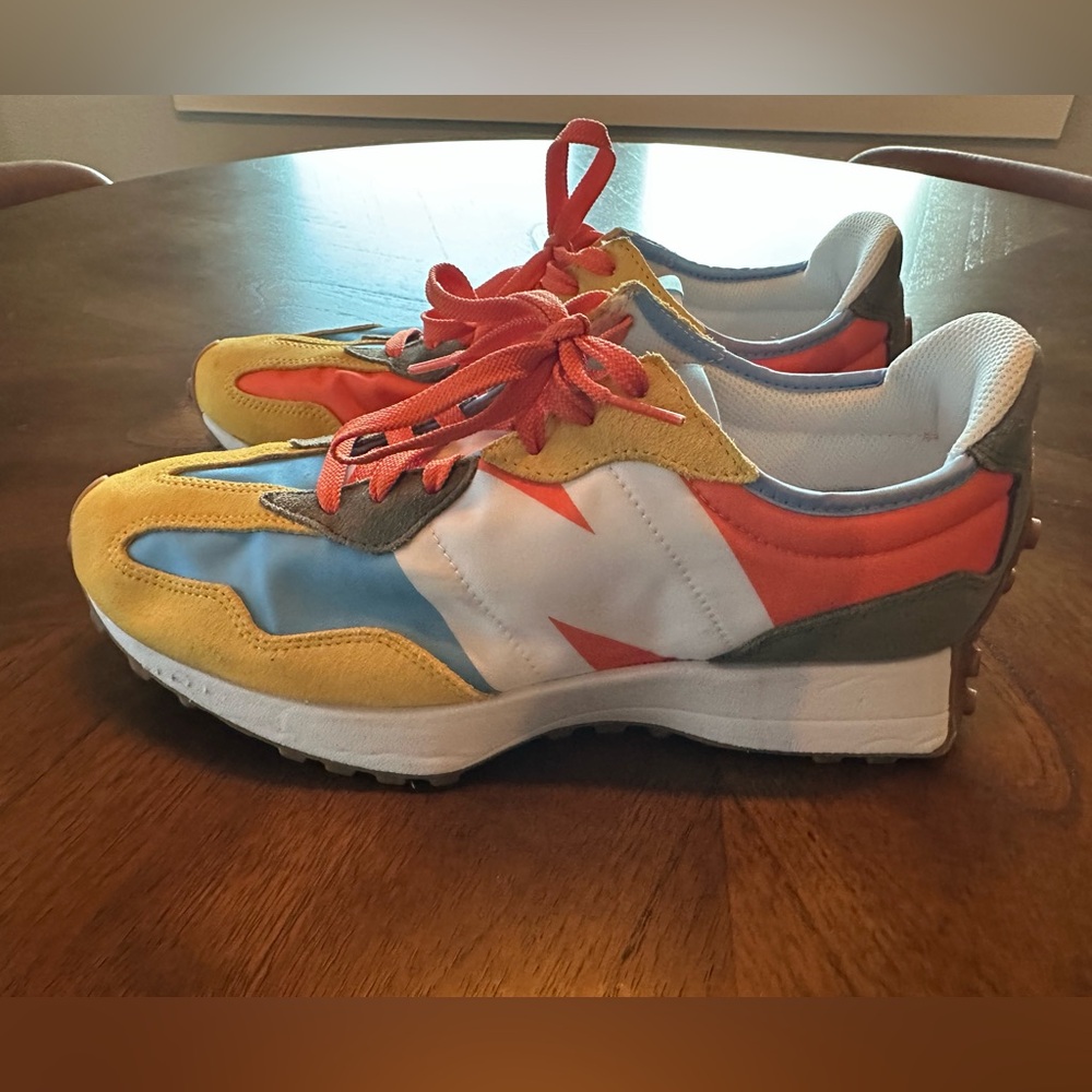 Men’s size 10/women 11.5 new balance! Like new, no tags. Look at those colors!